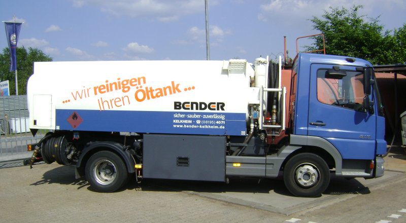 Blauer Tankwagen von der Firma Oswald Bender