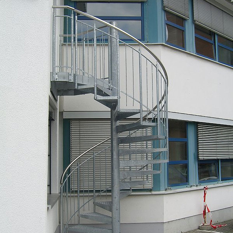 Treppenanlage Silberne Wendeltreppe aus Metall an einem Gebäude in Kelkheim