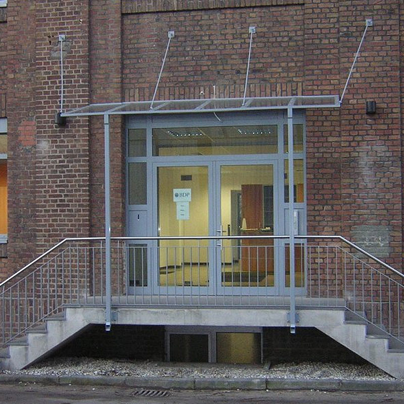 Gebäudeeingang mit einer Tür von Metallbau Bender