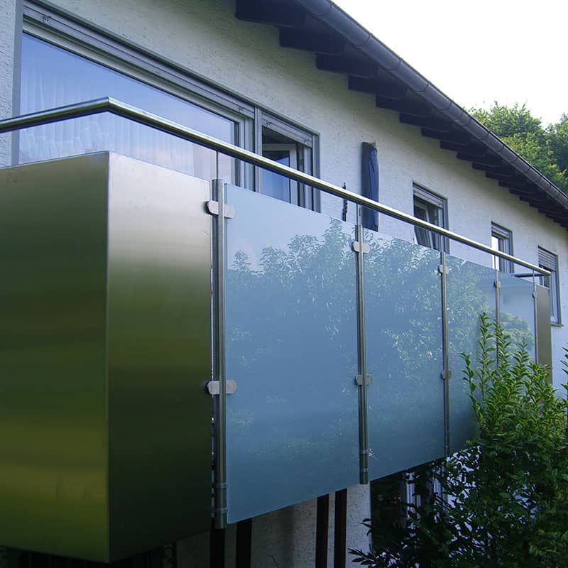 Balkonkonstruktion mit einem Metallgeländer von Oswald Bender 